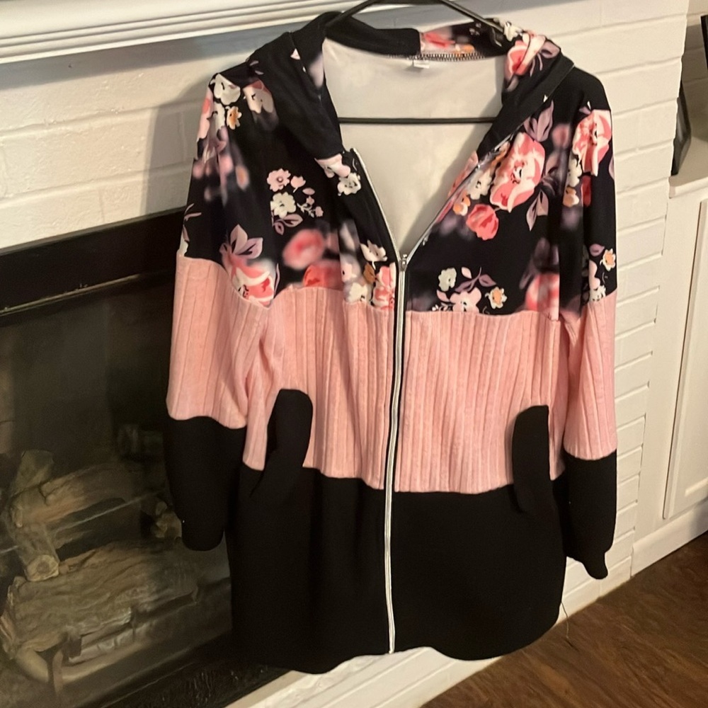 Soft and comfy size M hooded zippered jacket